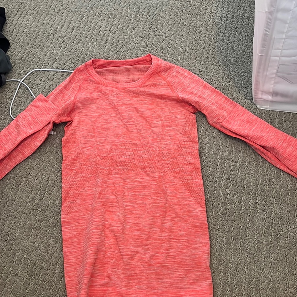 Long sleeve Lululemon top. Size 6. Great condition